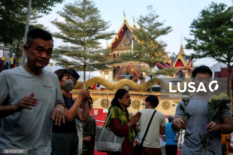 Os budistas celebram o Dia de Vesak para assinalar a data do nascimento, da iluminação e do falecimento de Gautama Buda (Siddhartha Gautama). 