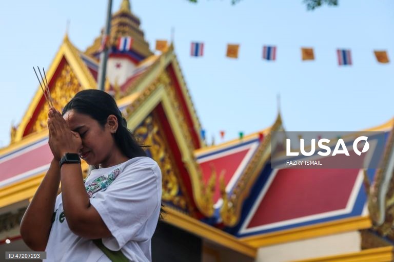 Os budistas celebram o Dia de Vesak para assinalar a data do nascimento, da iluminação e do falecimento de Gautama Buda (Siddhartha Gautama). 