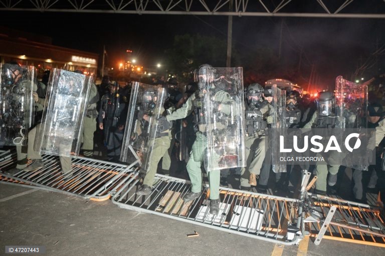 A polícia de Nova Jérsia, EUA, dispersa manifestantes num centro de detenção, no meio de uma greve de fome dos reclusos.Cerca de 300 detidos no centro de imigração Delaney Hall iniciaram uma greve de fome a 22 de maio para protestar contra as condições no centro. 