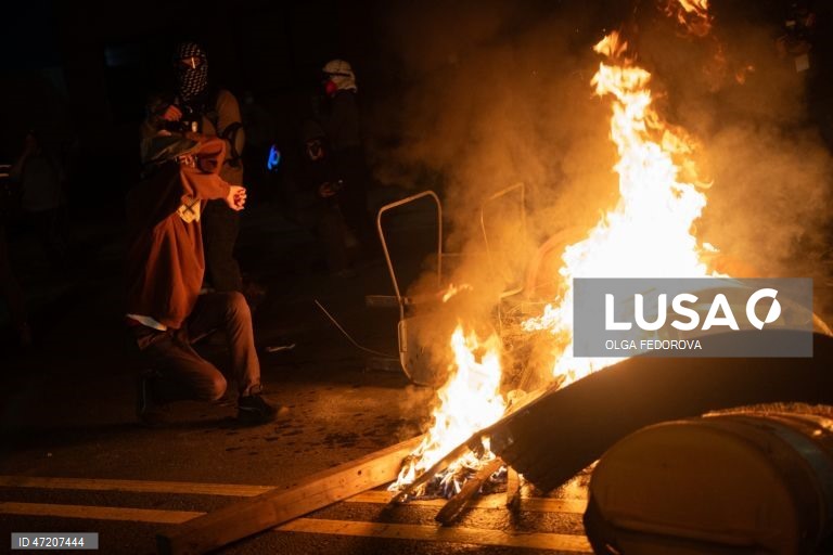 A polícia de Nova Jérsia, EUA, dispersa manifestantes num centro de detenção, no meio de uma greve de fome dos reclusos.Cerca de 300 detidos no centro de imigração Delaney Hall iniciaram uma greve de fome a 22 de maio para protestar contra as condições no centro. 