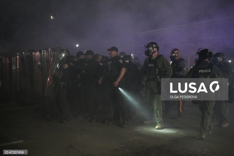 A polícia de Nova Jérsia, EUA, dispersa manifestantes num centro de detenção, no meio de uma greve de fome dos reclusos.Cerca de 300 detidos no centro de imigração Delaney Hall iniciaram uma greve de fome a 22 de maio para protestar contra as condições no centro. 