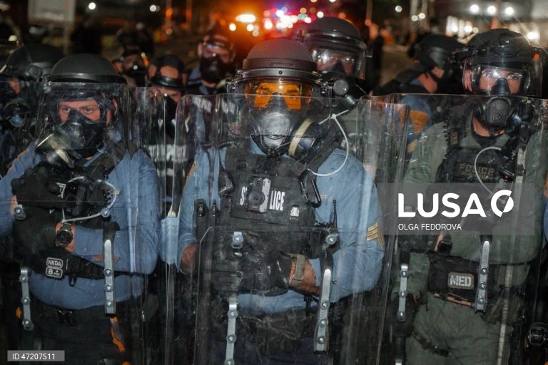 A polícia de Nova Jérsia, EUA, dispersa manifestantes num centro de detenção, no meio de uma greve de fome dos reclusos.Cerca de 300 detidos no centro de imigração Delaney Hall iniciaram uma greve de fome a 22 de maio para protestar contra as condições no centro. 