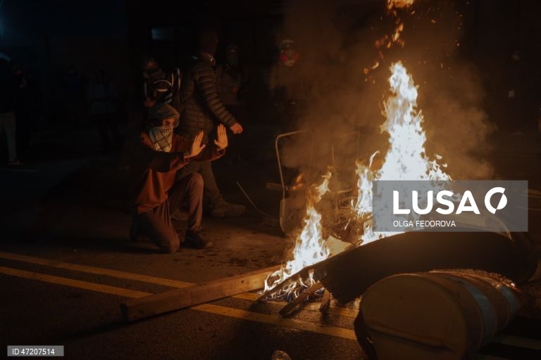 A polícia de Nova Jérsia, EUA, dispersa manifestantes num centro de detenção, no meio de uma greve de fome dos reclusos.Cerca de 300 detidos no centro de imigração Delaney Hall iniciaram uma greve de fome a 22 de maio para protestar contra as condições no centro. 