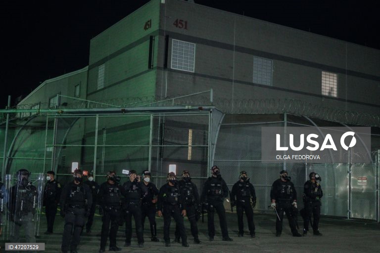 A polícia de Nova Jérsia, EUA, dispersa manifestantes num centro de detenção, no meio de uma greve de fome dos reclusos.Cerca de 300 detidos no centro de imigração Delaney Hall iniciaram uma greve de fome a 22 de maio para protestar contra as condições no centro. 