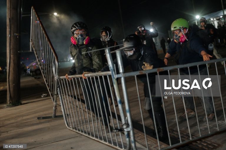 A polícia de Nova Jérsia, EUA, dispersa manifestantes num centro de detenção, no meio de uma greve de fome dos reclusos.Cerca de 300 detidos no centro de imigração Delaney Hall iniciaram uma greve de fome a 22 de maio para protestar contra as condições no centro. 