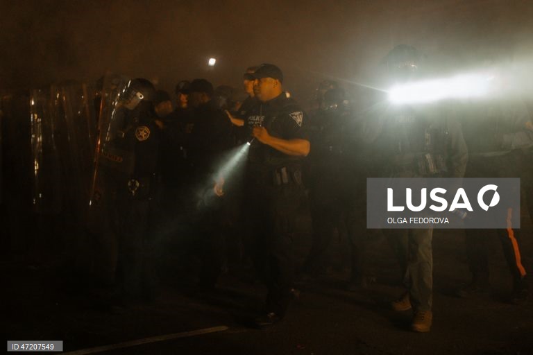 A polícia de Nova Jérsia, EUA, dispersa manifestantes num centro de detenção, no meio de uma greve de fome dos reclusos.Cerca de 300 detidos no centro de imigração Delaney Hall iniciaram uma greve de fome a 22 de maio para protestar contra as condições no centro. 