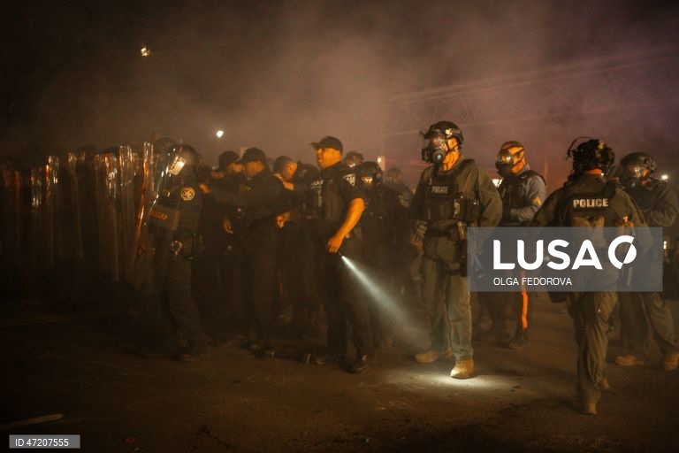 A polícia de Nova Jérsia, EUA, dispersa manifestantes num centro de detenção, no meio de uma greve de fome dos reclusos.Cerca de 300 detidos no centro de imigração Delaney Hall iniciaram uma greve de fome a 22 de maio para protestar contra as condições no centro. 