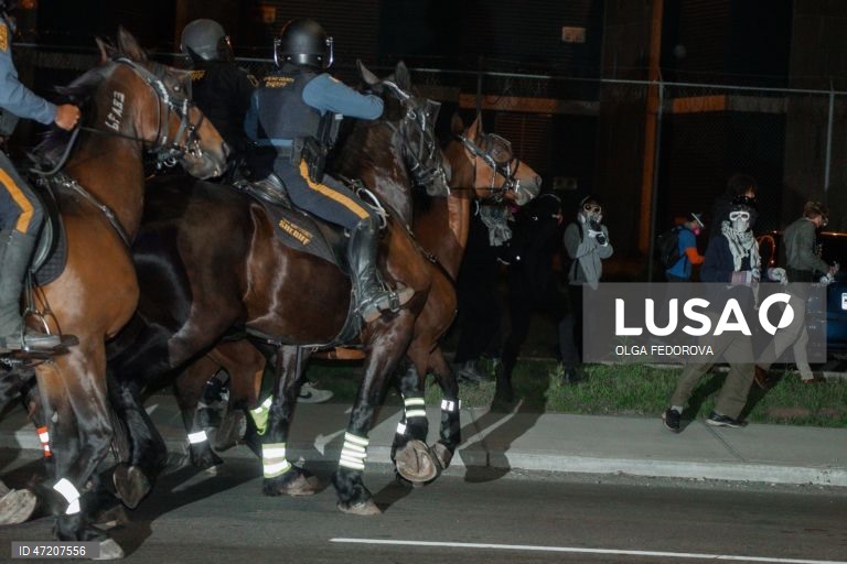A polícia de Nova Jérsia, EUA, dispersa manifestantes num centro de detenção, no meio de uma greve de fome dos reclusos.Cerca de 300 detidos no centro de imigração Delaney Hall iniciaram uma greve de fome a 22 de maio para protestar contra as condições no centro. 