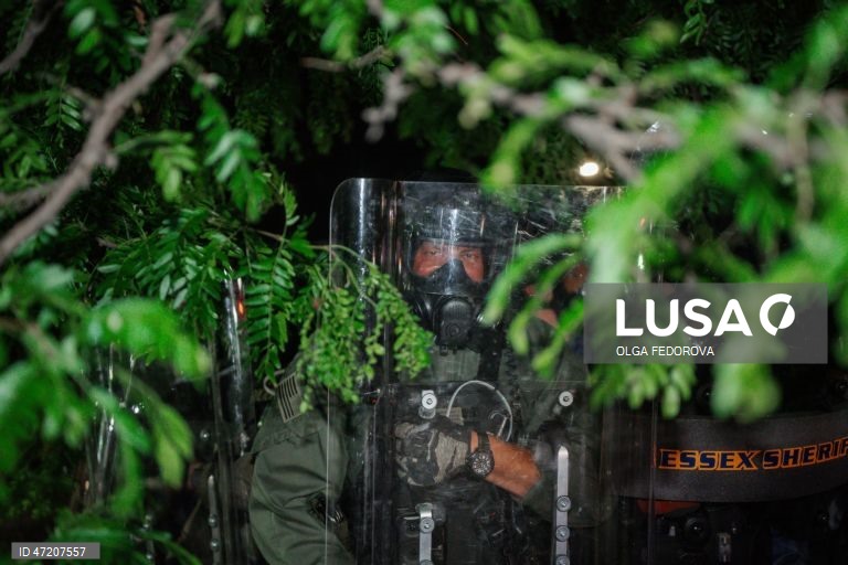 A polícia de Nova Jérsia, EUA, dispersa manifestantes num centro de detenção, no meio de uma greve de fome dos reclusos.Cerca de 300 detidos no centro de imigração Delaney Hall iniciaram uma greve de fome a 22 de maio para protestar contra as condições no centro. 