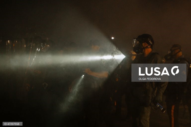 A polícia de Nova Jérsia, EUA, dispersa manifestantes num centro de detenção, no meio de uma greve de fome dos reclusos.Cerca de 300 detidos no centro de imigração Delaney Hall iniciaram uma greve de fome a 22 de maio para protestar contra as condições no centro. 