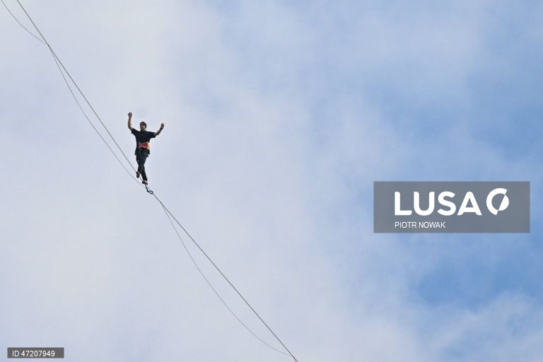 O slackliner estónio Jaan Roose caminha numa corda com 2 cm de largura a 180 metros acima do solo, entre o Palácio da Cultura e da Ciência e a Torre Varso, os dois edifícios mais altos de Varsóvia.