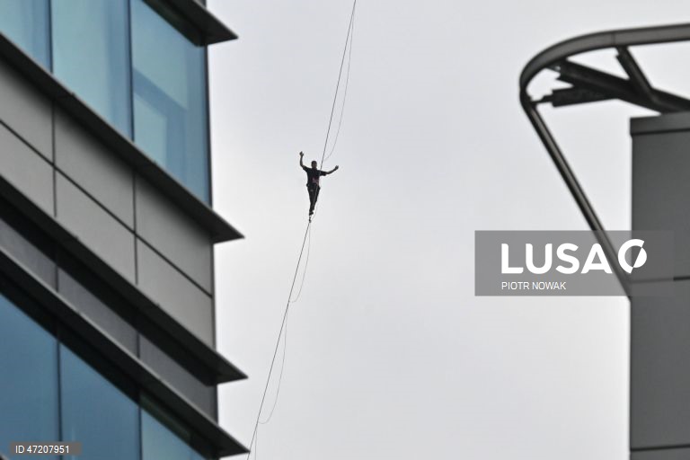 O slackliner estónio Jaan Roose caminha numa corda com 2 cm de largura a 180 metros acima do solo, entre o Palácio da Cultura e da Ciência e a Torre Varso, os dois edifícios mais altos de Varsóvia.
