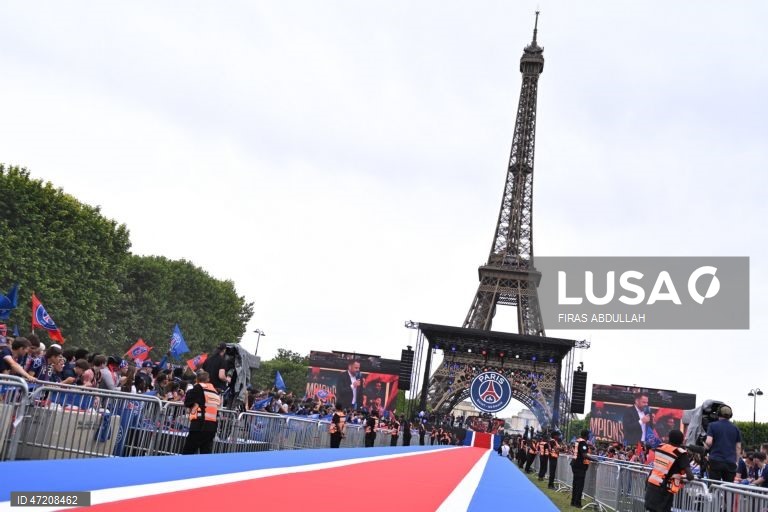 França: Jogadores e adeptos do PSG comemoram a conquista do título da Liga dos Campeões da UEFA, em Paris