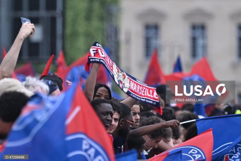 França: Jogadores e adeptos do PSG comemoram a conquista do título da Liga dos Campeões da UEFA, em Paris