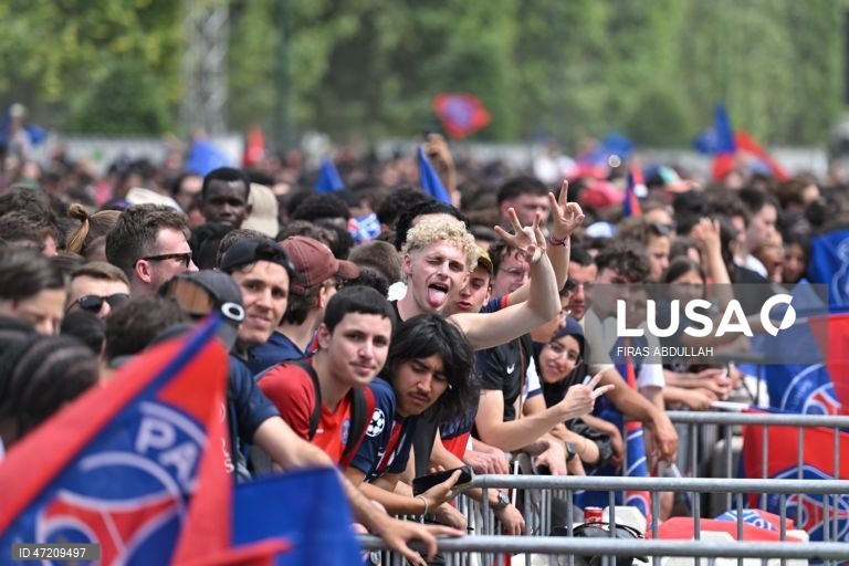 França: Jogadores e adeptos do PSG comemoram a conquista do título da Liga dos Campeões da UEFA, em Paris