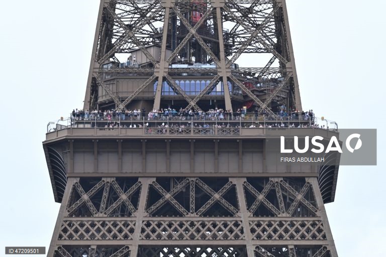 França: Jogadores e adeptos do PSG comemoram a conquista do título da Liga dos Campeões da UEFA, em Paris
