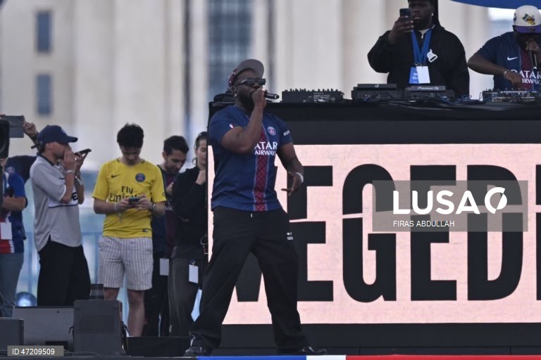 França: Jogadores e adeptos do PSG comemoram a conquista do título da Liga dos Campeões da UEFA, em Paris