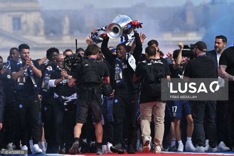 França: Jogadores e adeptos do PSG comemoram a conquista do título da Liga dos Campeões da UEFA, em Paris
