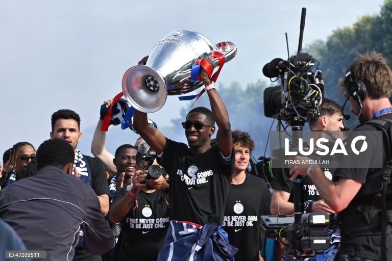 França: Jogadores e adeptos do PSG comemoram a conquista do título da Liga dos Campeões da UEFA, em Paris