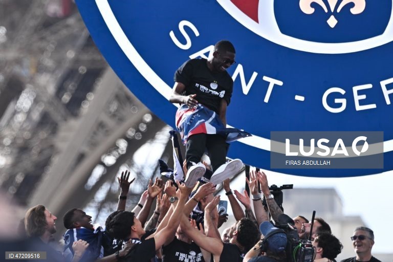 França: Jogadores e adeptos do PSG comemoram a conquista do título da Liga dos Campeões da UEFA, em Paris