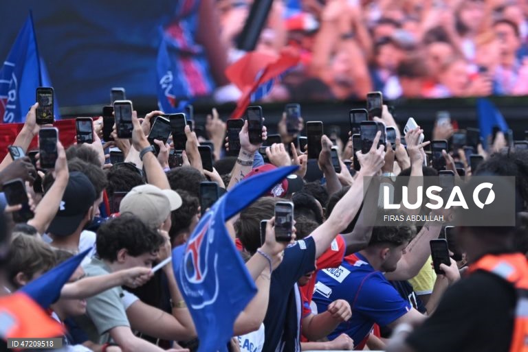 França: Jogadores e adeptos do PSG comemoram a conquista do título da Liga dos Campeões da UEFA, em Paris