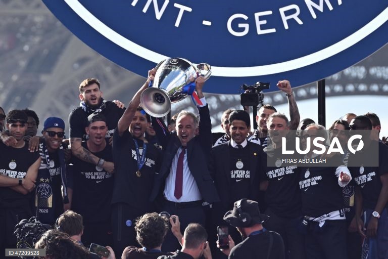 França: Jogadores e adeptos do PSG comemoram a conquista do título da Liga dos Campeões da UEFA, em Paris