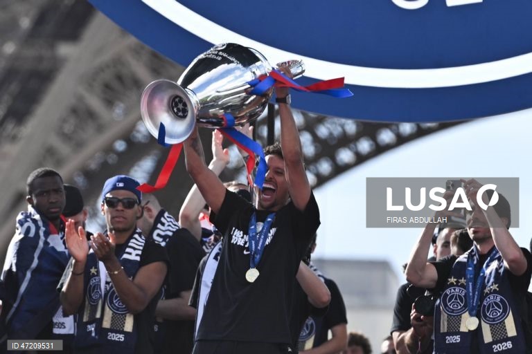 França: Jogadores e adeptos do PSG comemoram a conquista do título da Liga dos Campeões da UEFA, em Paris