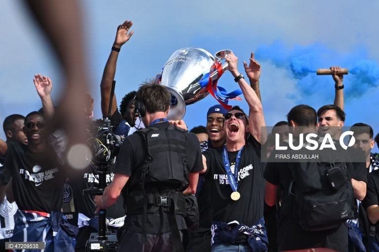 França: Jogadores e adeptos do PSG comemoram a conquista do título da Liga dos Campeões da UEFA, em Paris