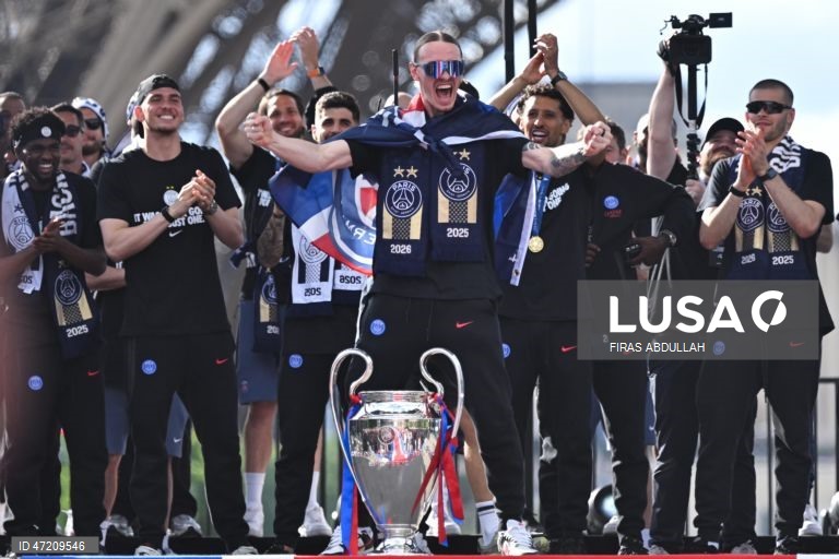 França: Jogadores e adeptos do PSG comemoram a conquista do título da Liga dos Campeões da UEFA, em Paris