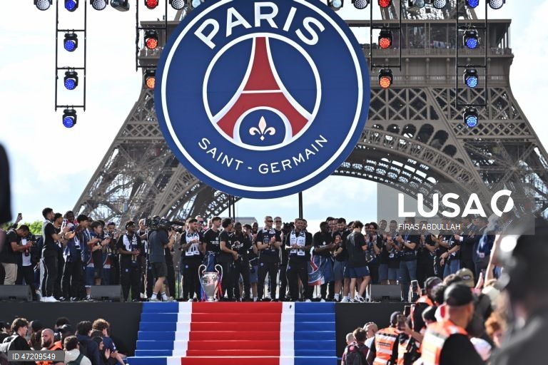 França: Jogadores e adeptos do PSG comemoram a conquista do título da Liga dos Campeões da UEFA, em Paris