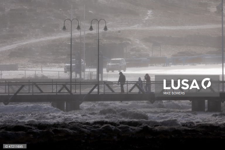 Austrália: Neve fresca, complementada pela produção de neve artificial, no primeiro dia de inverno em Perisher