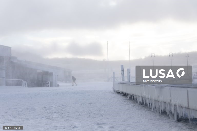 Austrália: Neve fresca, complementada pela produção de neve artificial, no primeiro dia de inverno em Perisher