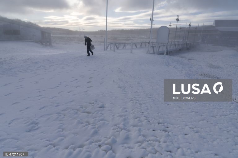 Austrália: Neve fresca, complementada pela produção de neve artificial, no primeiro dia de inverno em Perisher