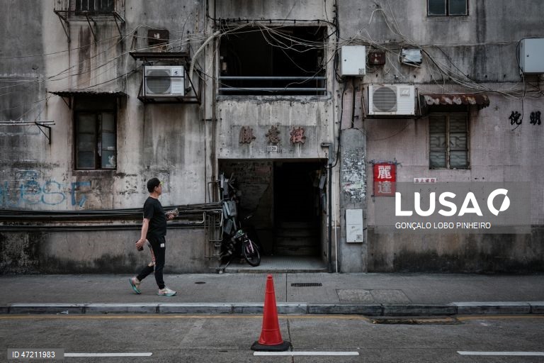 O Governo de Macau anunciou a demolição de todos os blocos do Complexo Habitacional de Iao Hon, na Zona Norte da península de Macau, China. As autoridades de Macau avançaram com um plano de demolição do bairro de Iao Hon, um dos locais mais densamente povoados do mundo, mas o projeto enfrenta muros intransponíveis e os residentes não acreditam que a reabilitação avance. 