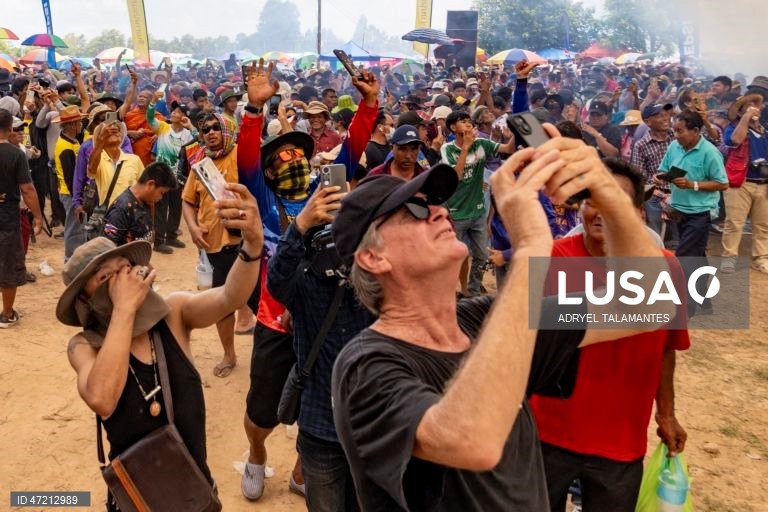 Tailândia: O Bun Bang Fai (Festival dos Foguetes) é uma antiga cerimónia de acumulação de méritos para prestar homenagem a Phaya Thaen, o deus da chuva, e para rezar por chuvas sazonais oportunas antes do início da época de plantação do arroz