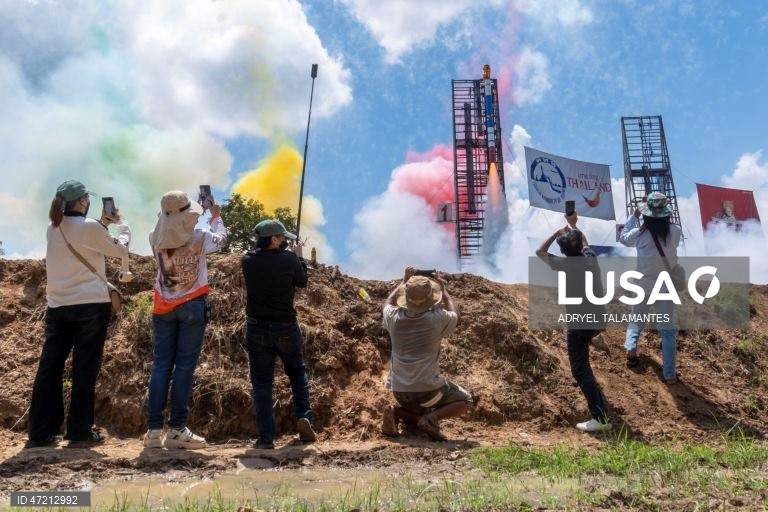 Tailândia: O Bun Bang Fai (Festival dos Foguetes) é uma antiga cerimónia de acumulação de méritos para prestar homenagem a Phaya Thaen, o deus da chuva, e para rezar por chuvas sazonais oportunas antes do início da época de plantação do arroz