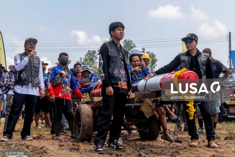 Tailândia: O Bun Bang Fai (Festival dos Foguetes) é uma antiga cerimónia de acumulação de méritos para prestar homenagem a Phaya Thaen, o deus da chuva, e para rezar por chuvas sazonais oportunas antes do início da época de plantação do arroz
