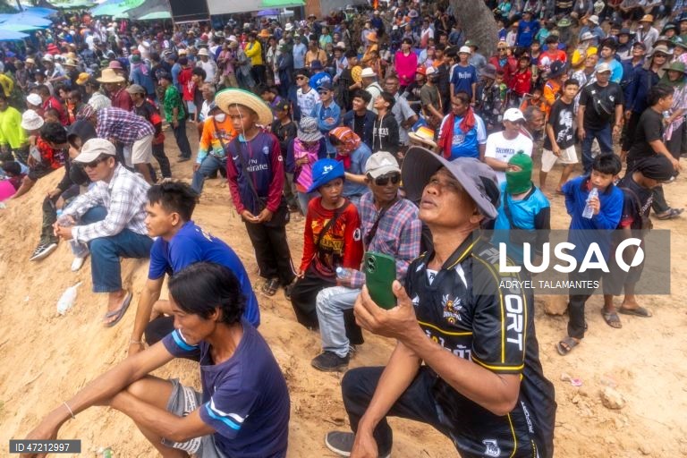 Tailândia: O Bun Bang Fai (Festival dos Foguetes) é uma antiga cerimónia de acumulação de méritos para prestar homenagem a Phaya Thaen, o deus da chuva, e para rezar por chuvas sazonais oportunas antes do início da época de plantação do arroz