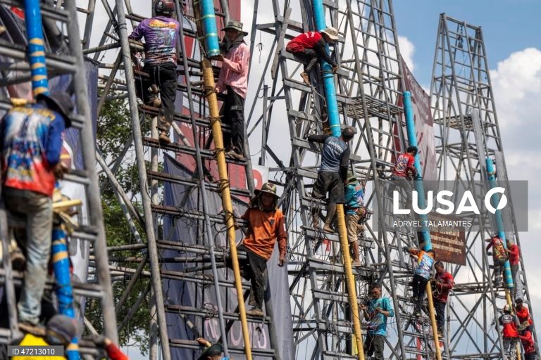 Tailândia: O Bun Bang Fai (Festival dos Foguetes) é uma antiga cerimónia de acumulação de méritos para prestar homenagem a Phaya Thaen, o deus da chuva, e para rezar por chuvas sazonais oportunas antes do início da época de plantação do arroz