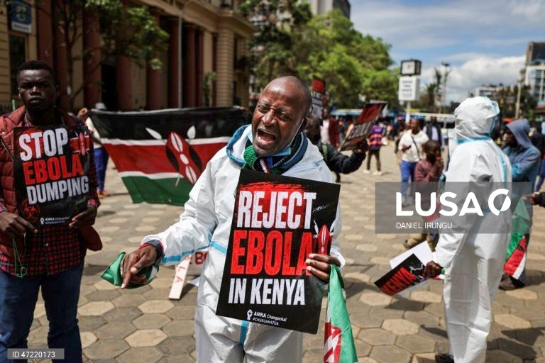 Ativistas protestam contra o projeto de um centro de quarentena para o Ébola em Nairobi.
