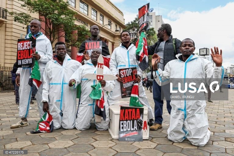 Ativistas protestam contra o projeto de um centro de quarentena para o Ébola em Nairobi.