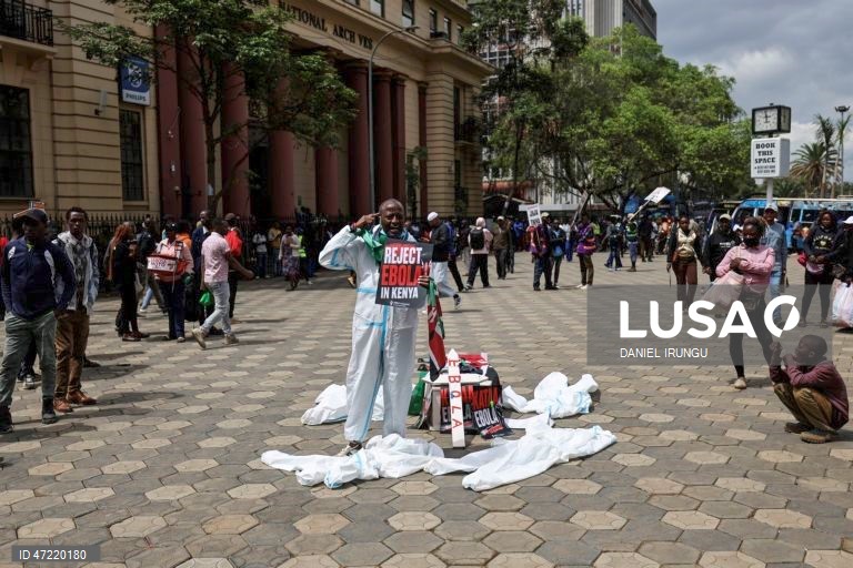 Ativistas protestam contra o projeto de um centro de quarentena para o Ébola em Nairobi.