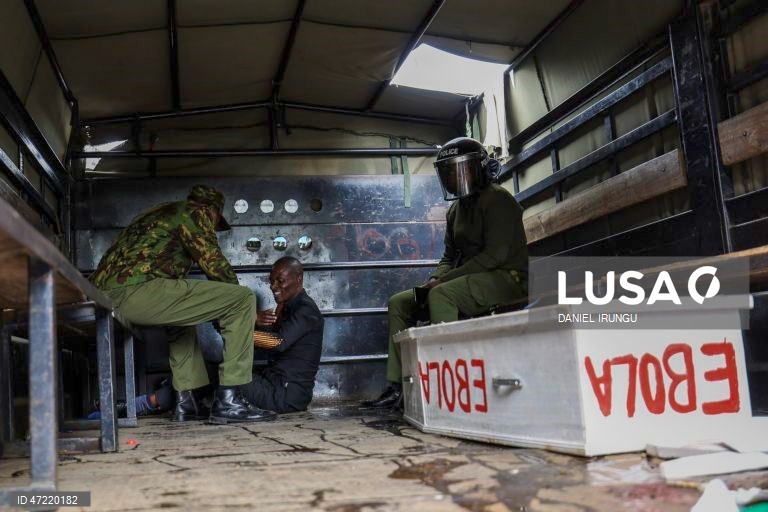 Ativistas protestam contra o projeto de um centro de quarentena para o Ébola em Nairobi.