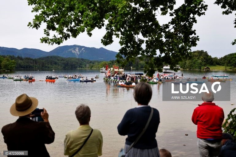 Procissão anual de Corpus Christi no Lago Staffelsee, perto de Seehausen, na Alemanha. Desde 1935, a festa religiosa é celebrada com uma das poucas procissões lacustres da Alemanha, organizada pela paróquia local de São Miguel.  