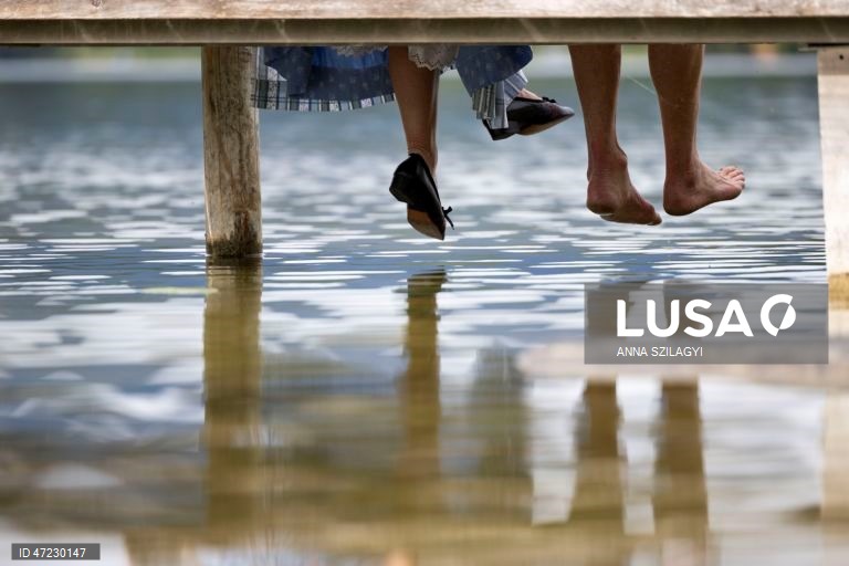 Procissão anual de Corpus Christi no Lago Staffelsee, perto de Seehausen, na Alemanha. Desde 1935, a festa religiosa é celebrada com uma das poucas procissões lacustres da Alemanha, organizada pela paróquia local de São Miguel.  