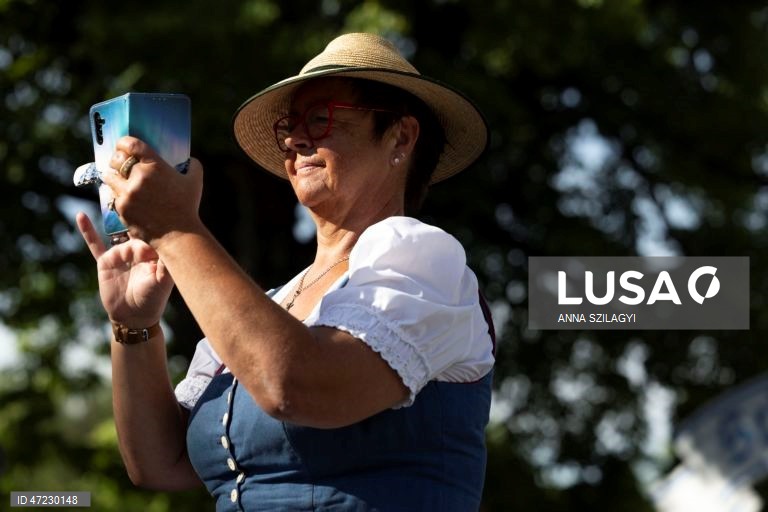 Procissão anual de Corpus Christi no Lago Staffelsee, perto de Seehausen, na Alemanha. Desde 1935, a festa religiosa é celebrada com uma das poucas procissões lacustres da Alemanha, organizada pela paróquia local de São Miguel.  