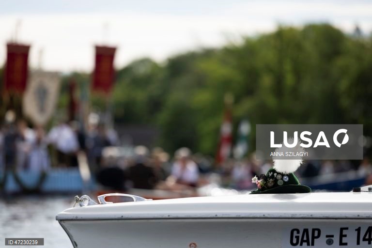 Procissão anual de Corpus Christi no Lago Staffelsee, perto de Seehausen, na Alemanha. Desde 1935, a festa religiosa é celebrada com uma das poucas procissões lacustres da Alemanha, organizada pela paróquia local de São Miguel.  