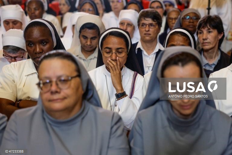 Fiéis católicos participam na procissão Eucarística do Corpo de Deus, em Lisboa, 04 de junho de 2026. Presidida pelo Patriarca de Lisboa, D. Rui Valério, esta procissão é uma das mais antigas e importantes tradições religiosas da cidade, ocorrendo na quinta-feira da Solenidade do Santíssimo Corpo e Sangue de Cristo. ANTÓNIO PEDRO SANTOS/LUSA
