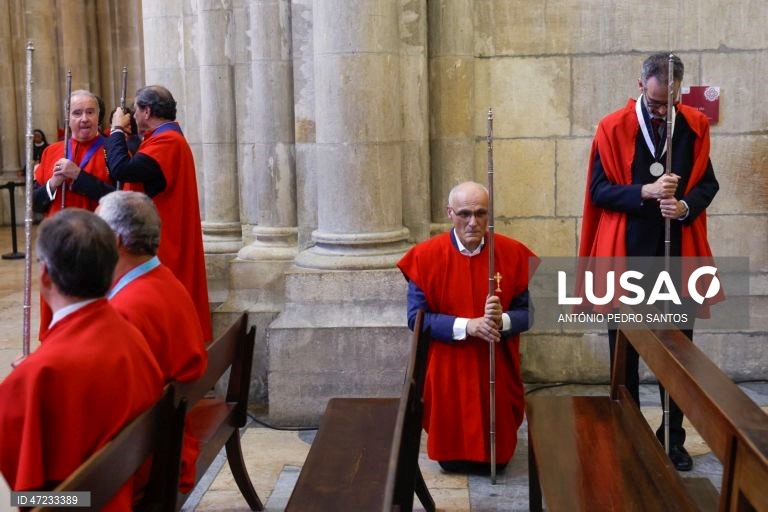 Fiéis católicos participam na procissão Eucarística do Corpo de Deus, em Lisboa, 04 de junho de 2026. Presidida pelo Patriarca de Lisboa, D. Rui Valério, esta procissão é uma das mais antigas e importantes tradições religiosas da cidade, ocorrendo na quinta-feira da Solenidade do Santíssimo Corpo e Sangue de Cristo. ANTÓNIO PEDRO SANTOS/LUSA