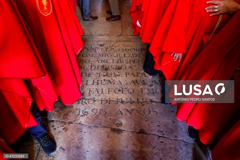 Fiéis católicos participam na procissão Eucarística do Corpo de Deus, em Lisboa, 04 de junho de 2026. Presidida pelo Patriarca de Lisboa, D. Rui Valério, esta procissão é uma das mais antigas e importantes tradições religiosas da cidade, ocorrendo na quinta-feira da Solenidade do Santíssimo Corpo e Sangue de Cristo. ANTÓNIO PEDRO SANTOS/LUSA